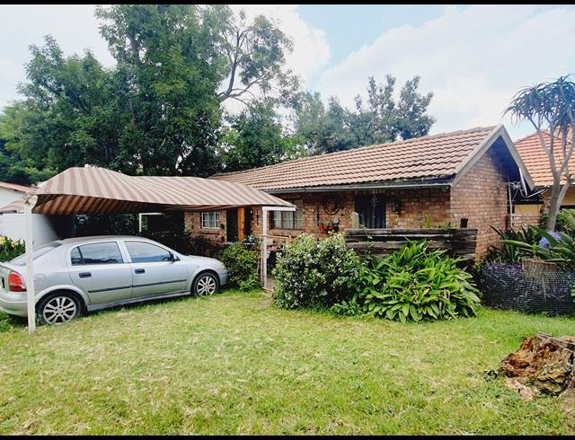 3 BEDROOM EQUESTRIAN PROPERTY FOR SALE IN BLUE HILLS